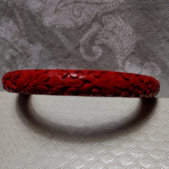 🎬Vintage🎬 Carved Cinnabar Bangle Bracelet - Picture 4 of 8
